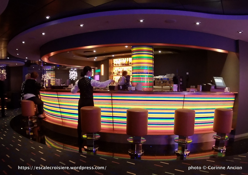 MSC Fantasia - Manhattan bar