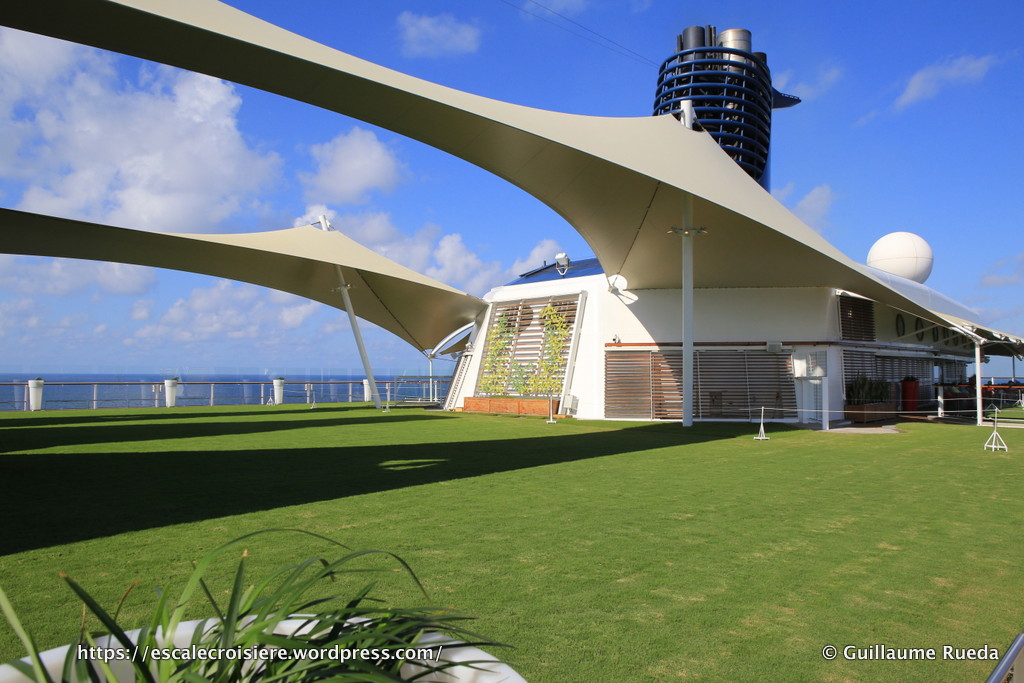 Celebrity Equinox - Pelouse The Lawn Club