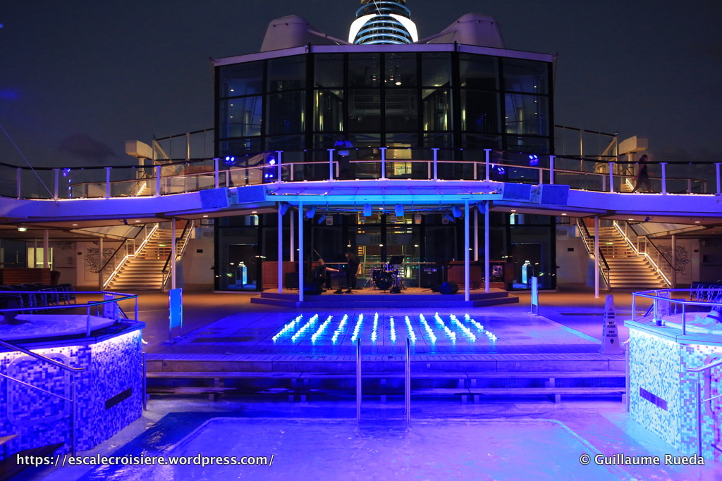 Celebrity Equinox - Piscine extérieure by night