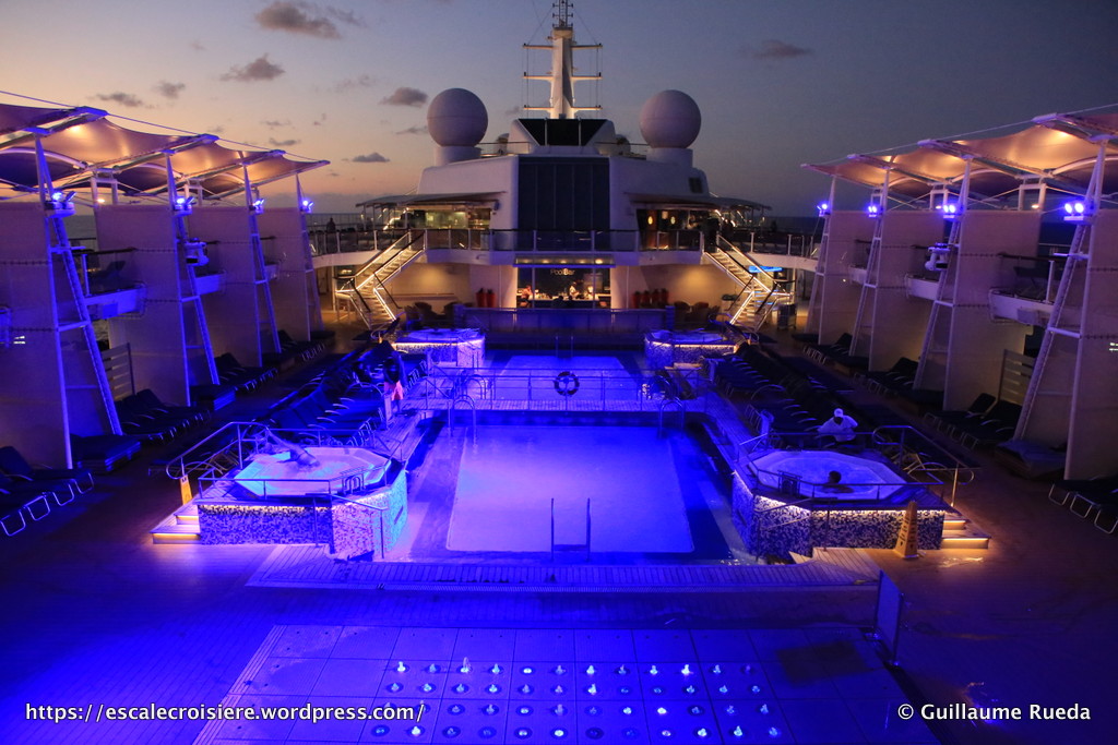 Celebrity Equinox - Piscine extérieure by night