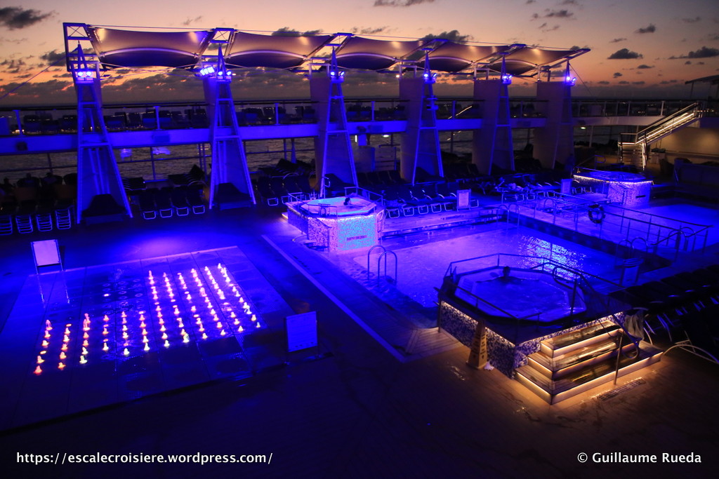 Celebrity Equinox - Piscine extérieure by night