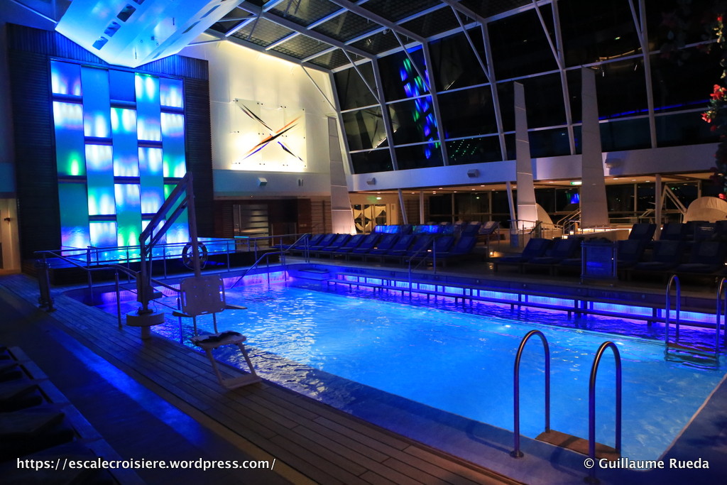 Celebrity Equinox - Piscine intérieure by night