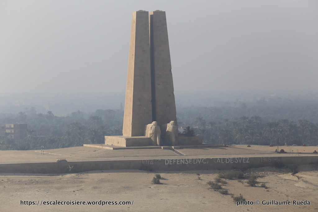 Traversée du Canal de Suez - monument commémoratif de la défense du Canal de Suez 1914-1918