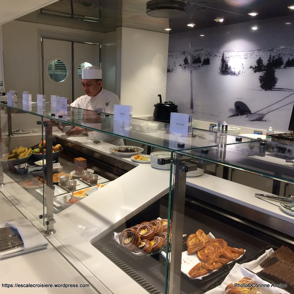 Viking Sky Explorers' Lounge - Mamsen's