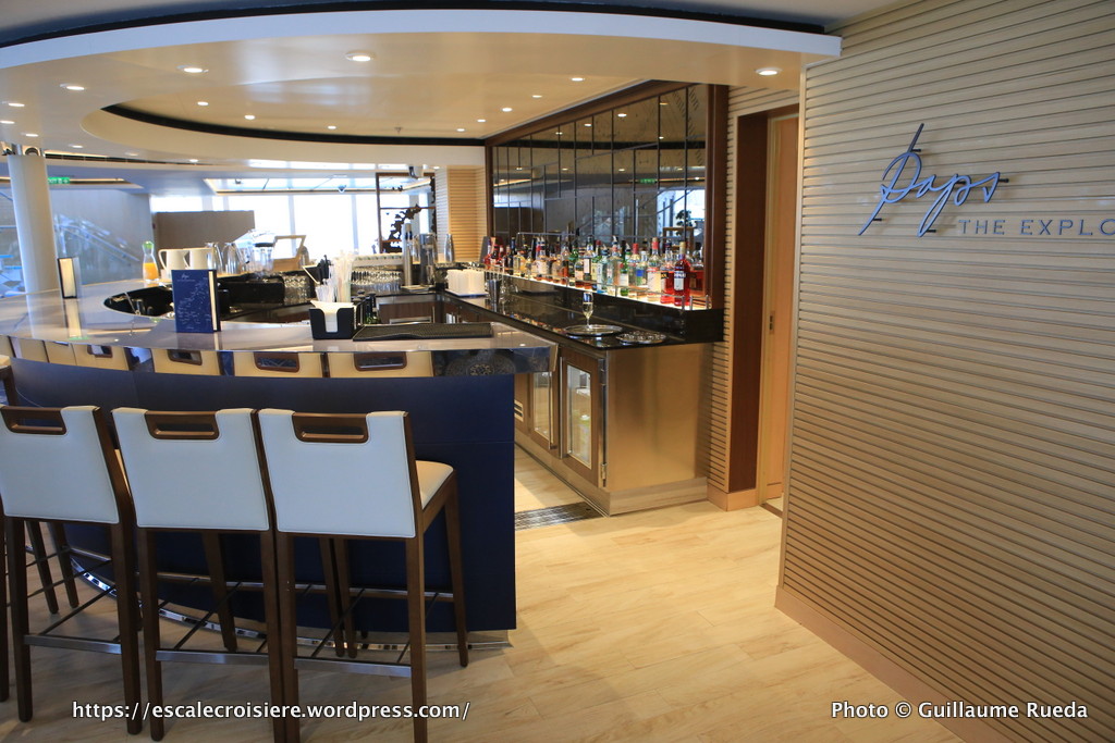 Viking Sky - Explorers' Lounge - Paps' The exporer bar