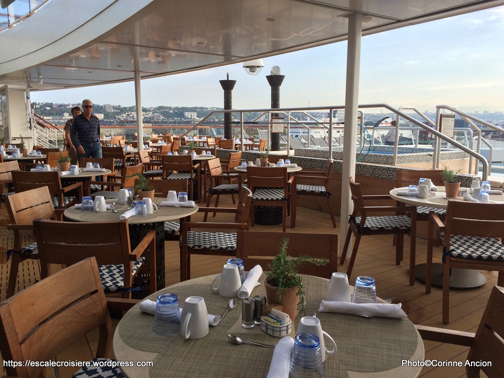 Viking Sky - Infinity Pool – Aquavit Terrace