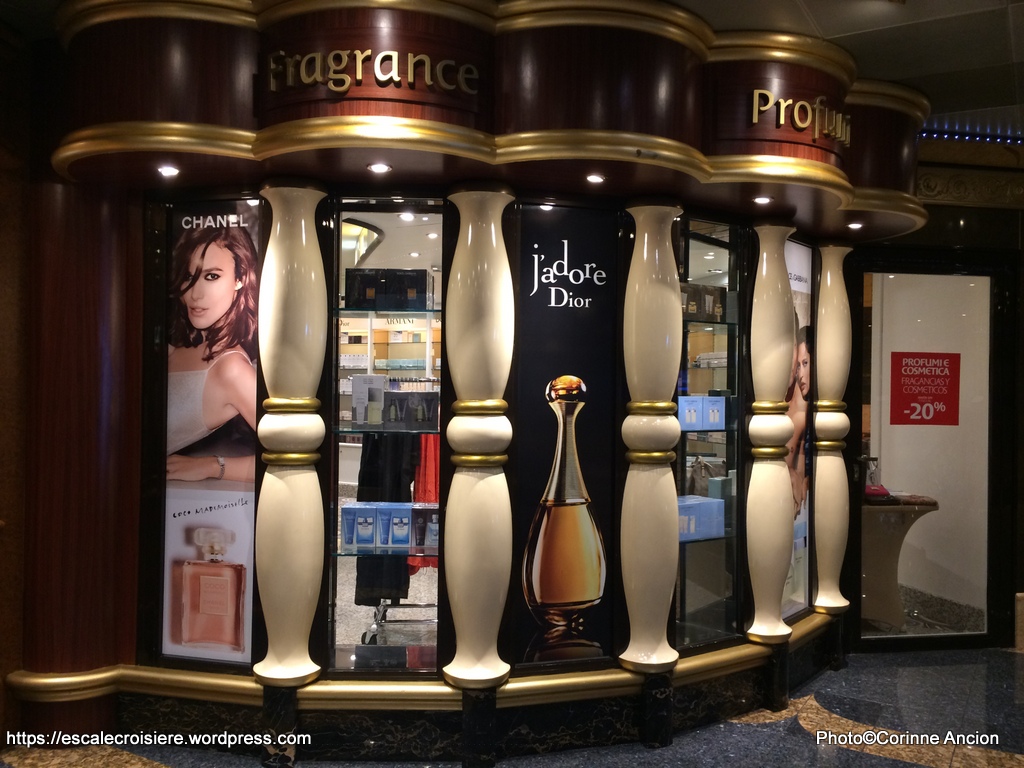 Costa Magica - Galleria shops - Boutiques