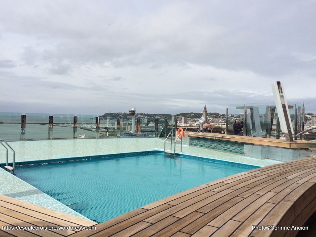 MSC Preziosa - The Garden Pool and Bar