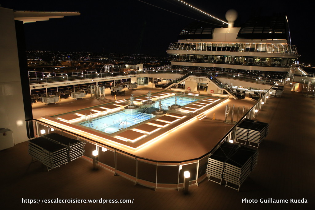 MSC Meraviglia by night - Atmosphere pool