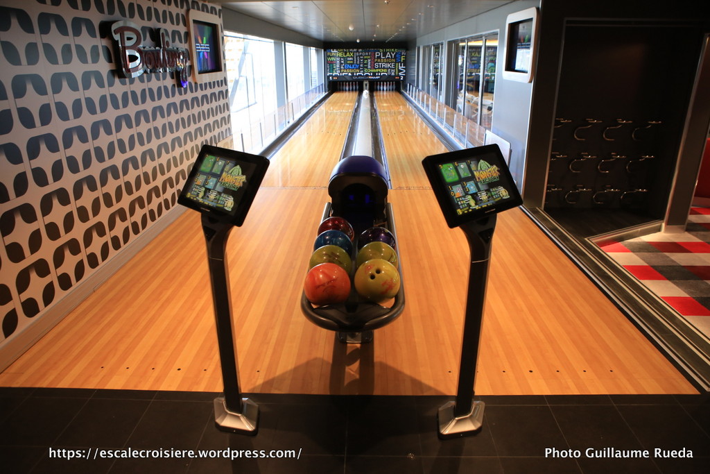 MSC Meraviglia - Bowling