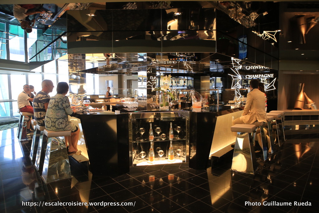 MSC Meraviglia - Champagne bar