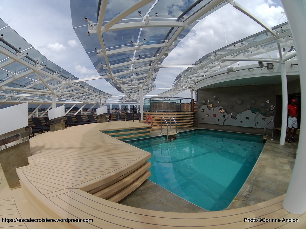 MSC Meraviglia - MSC Yacht Club Pool