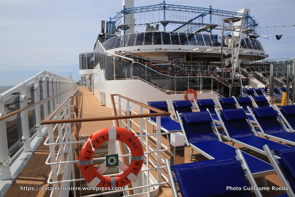 Piscine arrière - Horizon pool et amphithéâtre