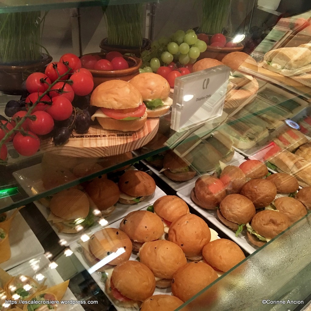 Independence of the Seas - Café Promenade