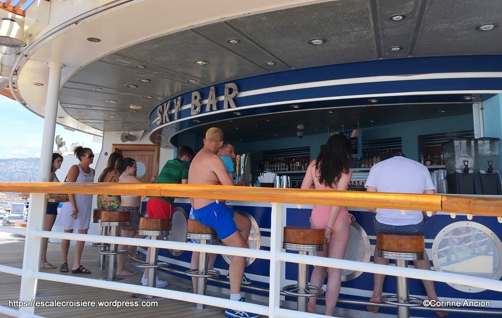 Independence of the Seas - Sky Bar - piscine centrale