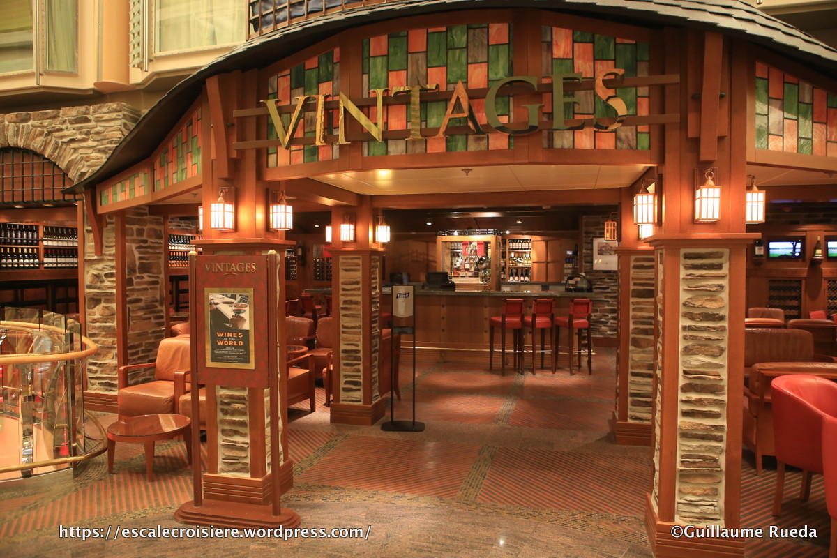 Independence of the Seas - Vintage bar