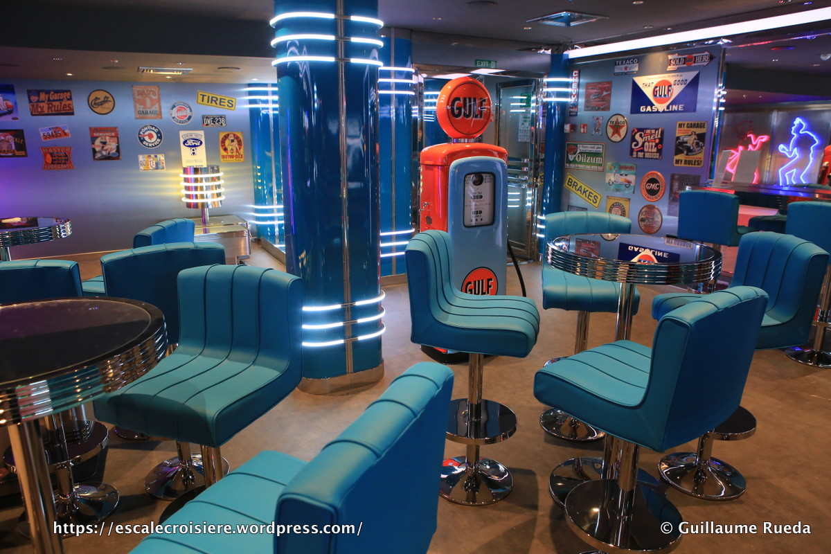 MSC Seaside - Garage Club bar