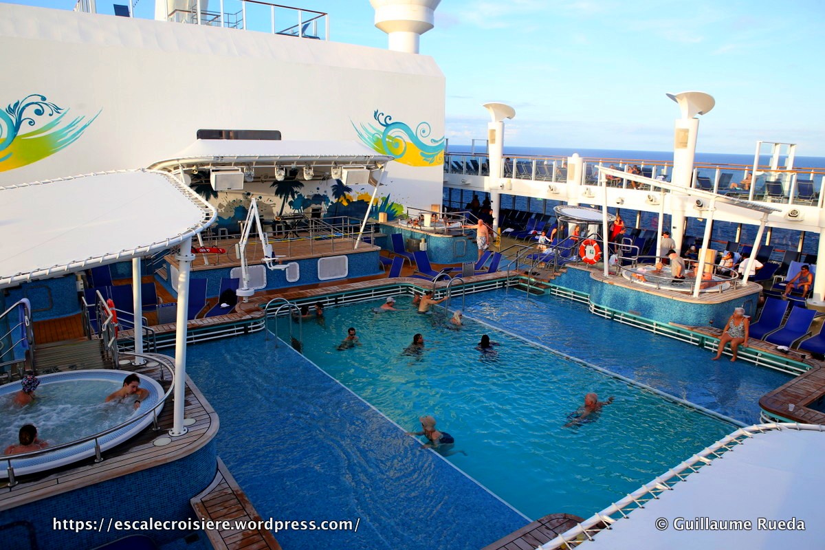 Norwegian Breakaway - Main pool piscine centrale