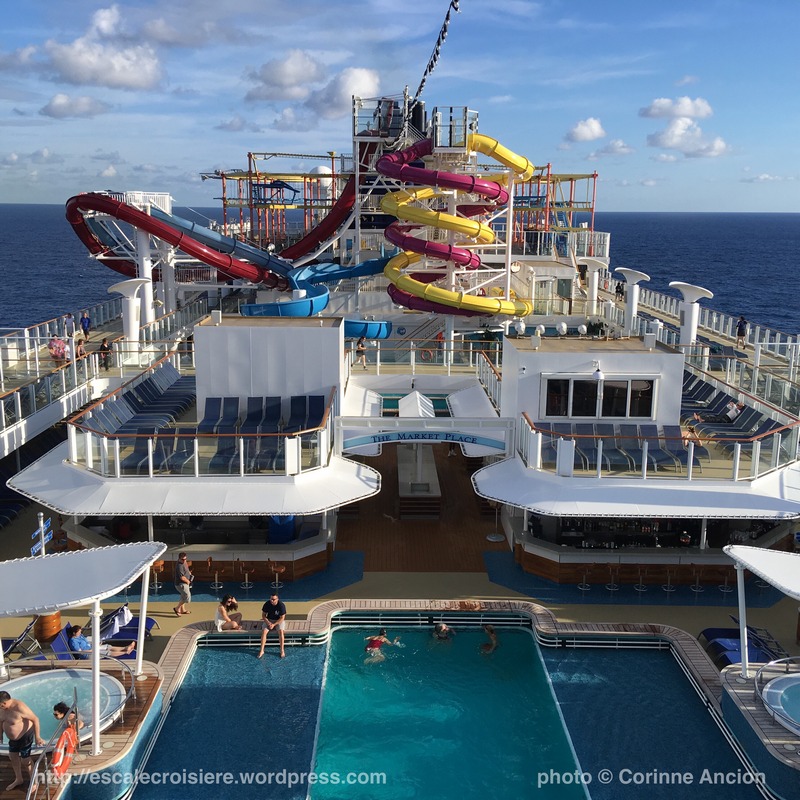Norwegian Breakaway - Main pool piscine centrale