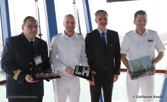 AIDAperla échange de cadeau inaugurale Le Havre