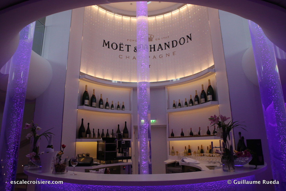 AIDAperla - Spray bar by Möet & Chandon