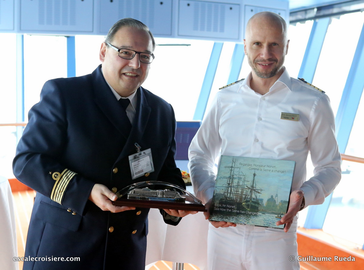 Nicolas Chervy commandant de Port et Jens Janauscheck commandant du AIDAperla