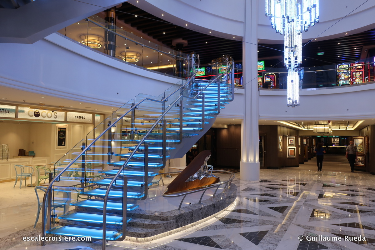Norwegian Bliss - Grand escalier