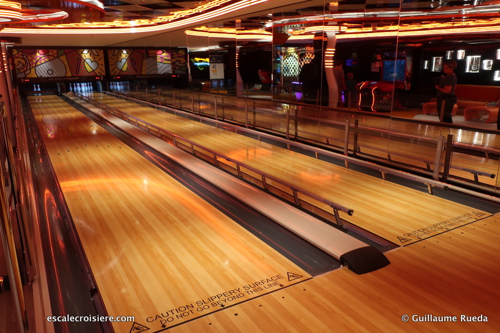 MSC Seaview - Bowling