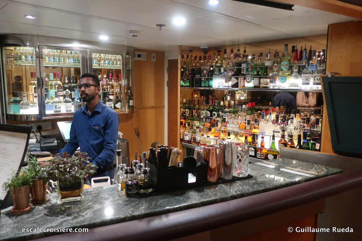 Queen Elizabeth 2 - Gin bar