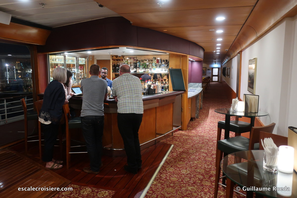 Queen Elizabeth 2 - Gin bar