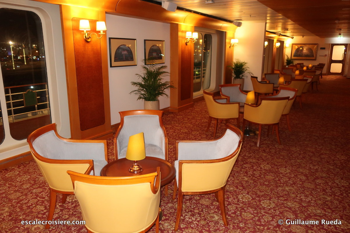 Queen Elizabeth 2 - Gin bar