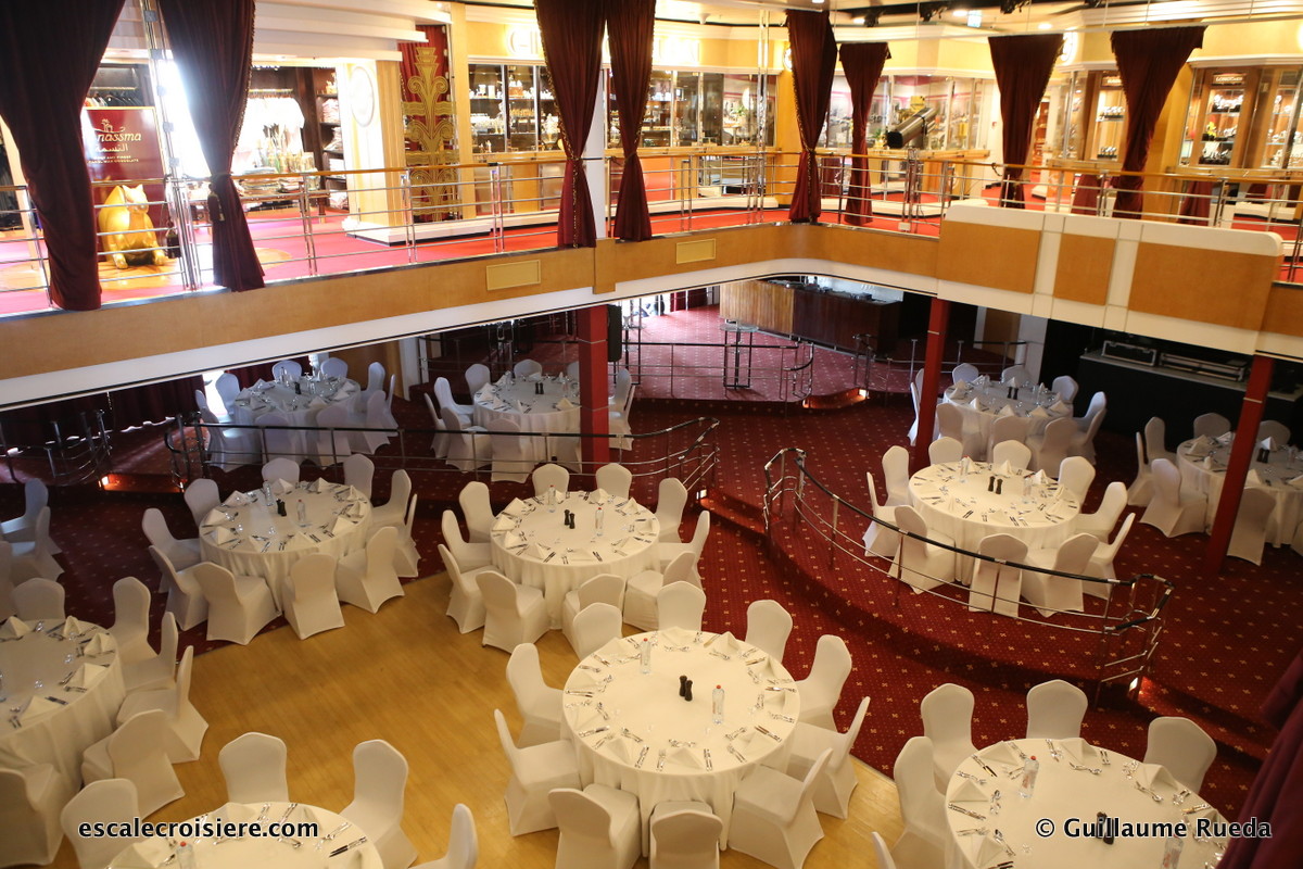 Queen Elizabeth 2 - Grand Lounge