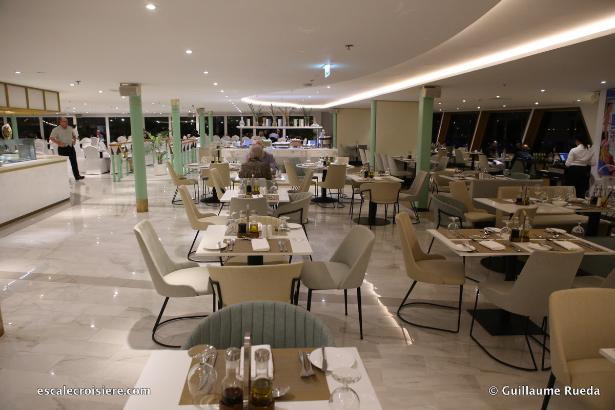 Queen Elizabeth 2 - Lido