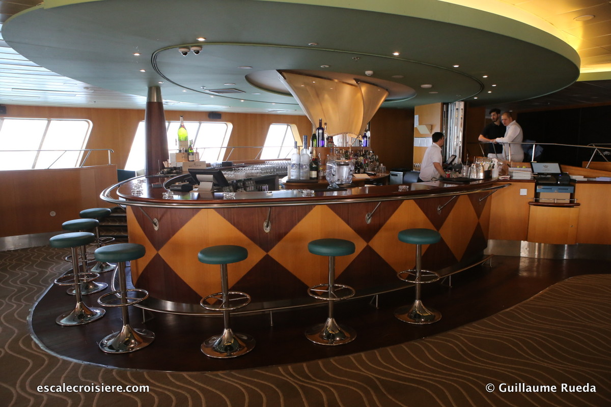 Queen Elizabeth 2 - Yacht Club