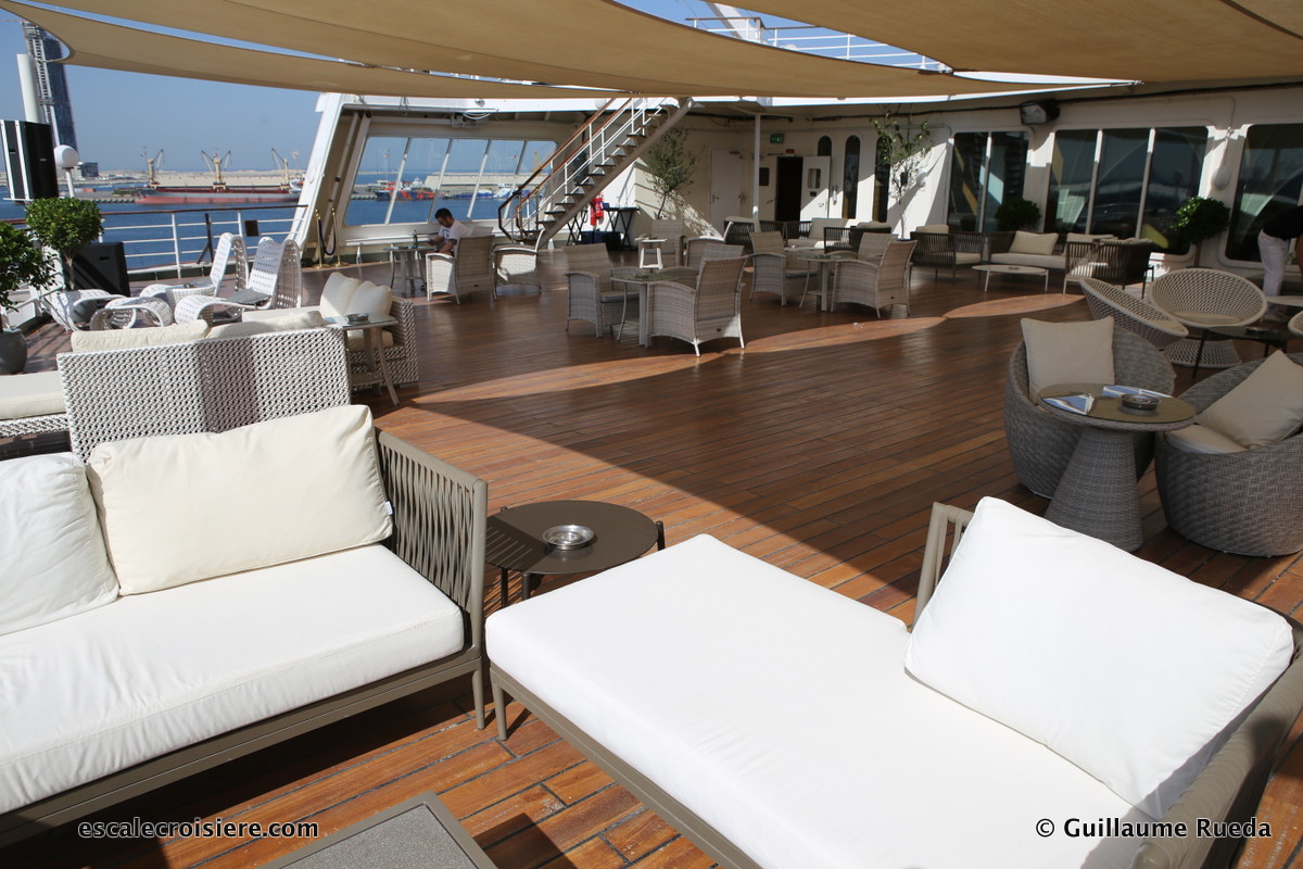 Queen Elizabeth 2 - Yacht Club