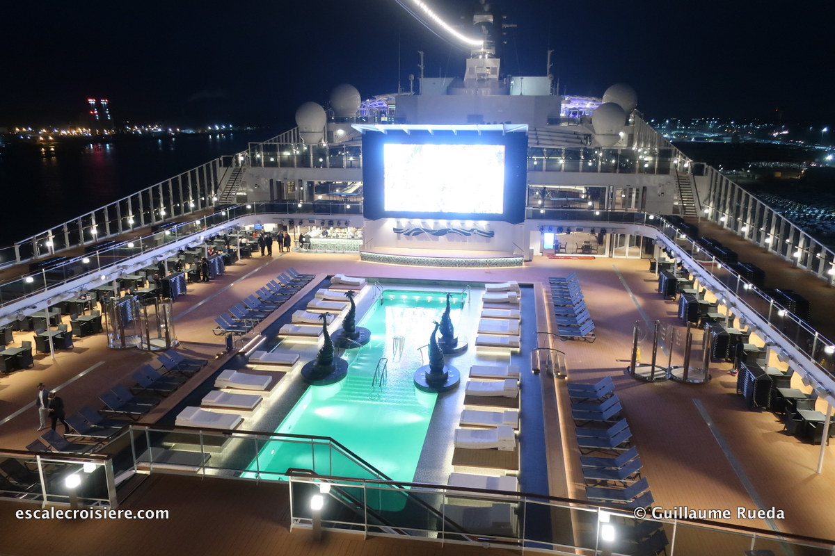 MSC Bellissima by night - Horizon pool