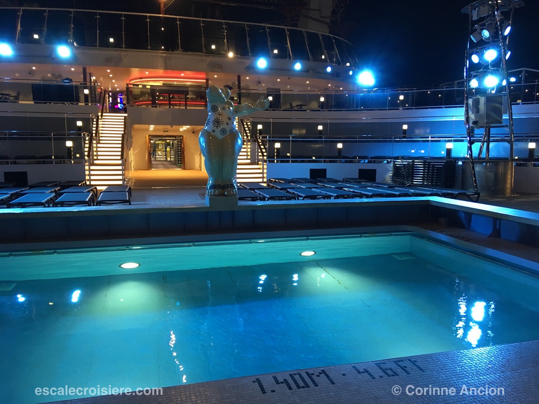 MSC Bellissima by night - Athmosphere pool