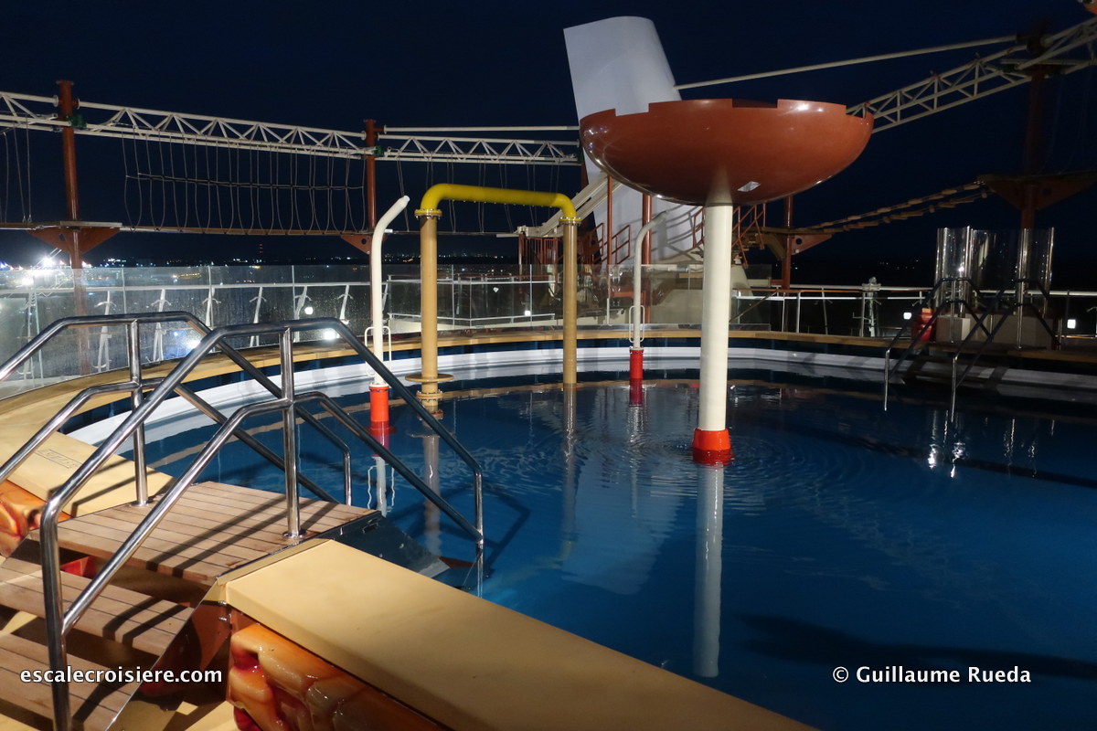 MSC Bellissima by night - Aquapark