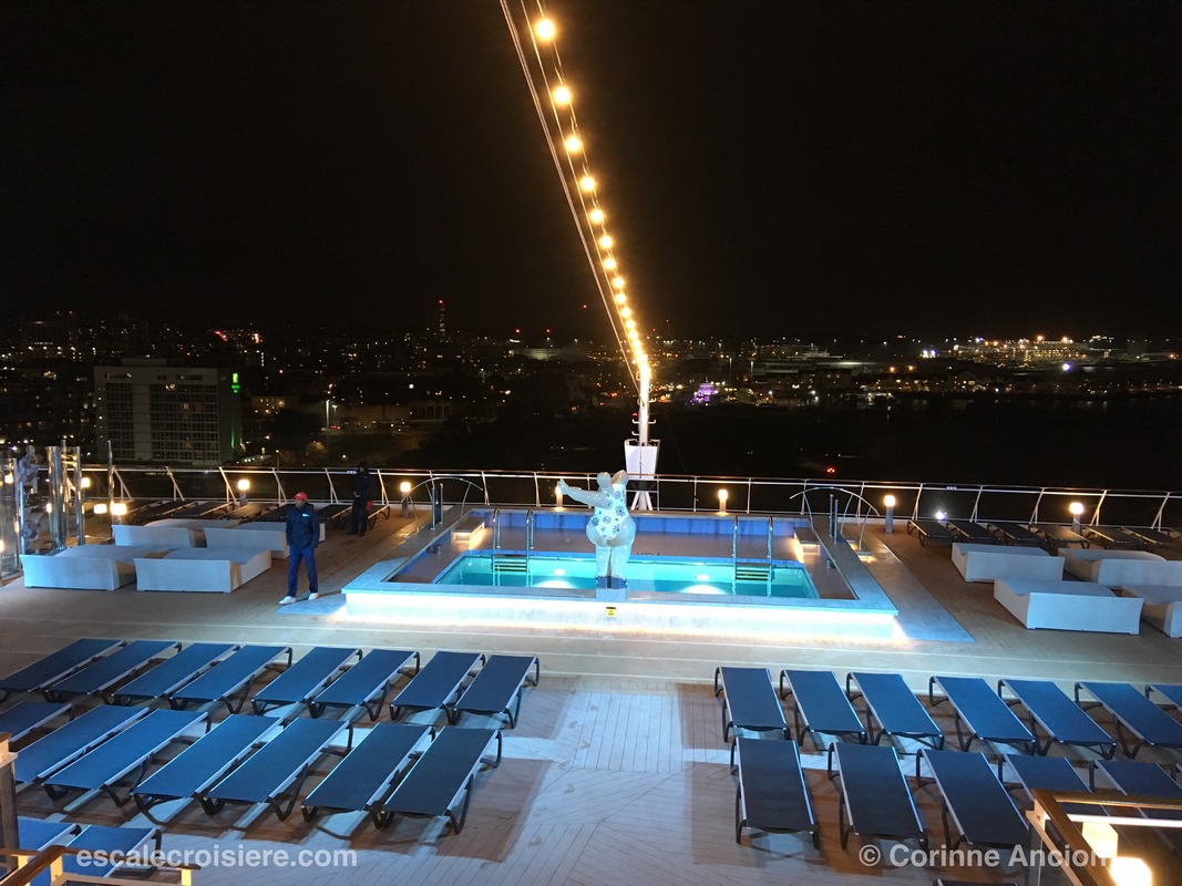 MSC Bellissima by night - Athmosphere pool