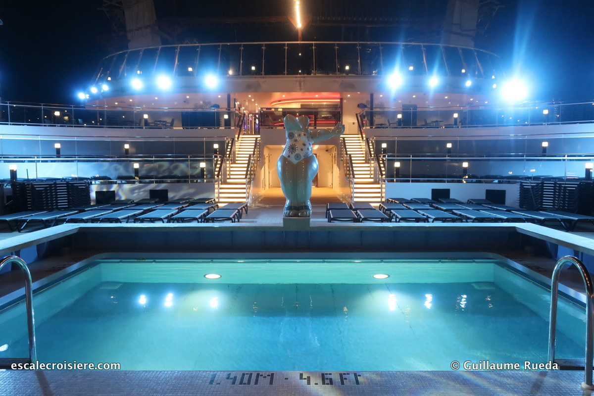 MSC Bellissima by night - Athmosphere pool