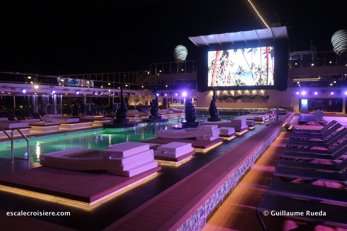 MSC Bellissima by night - Horizon pool