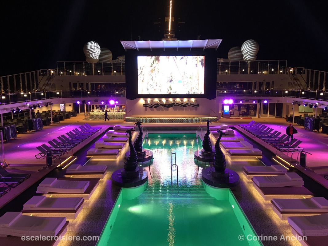 MSC Bellissima by night - Horizon pool