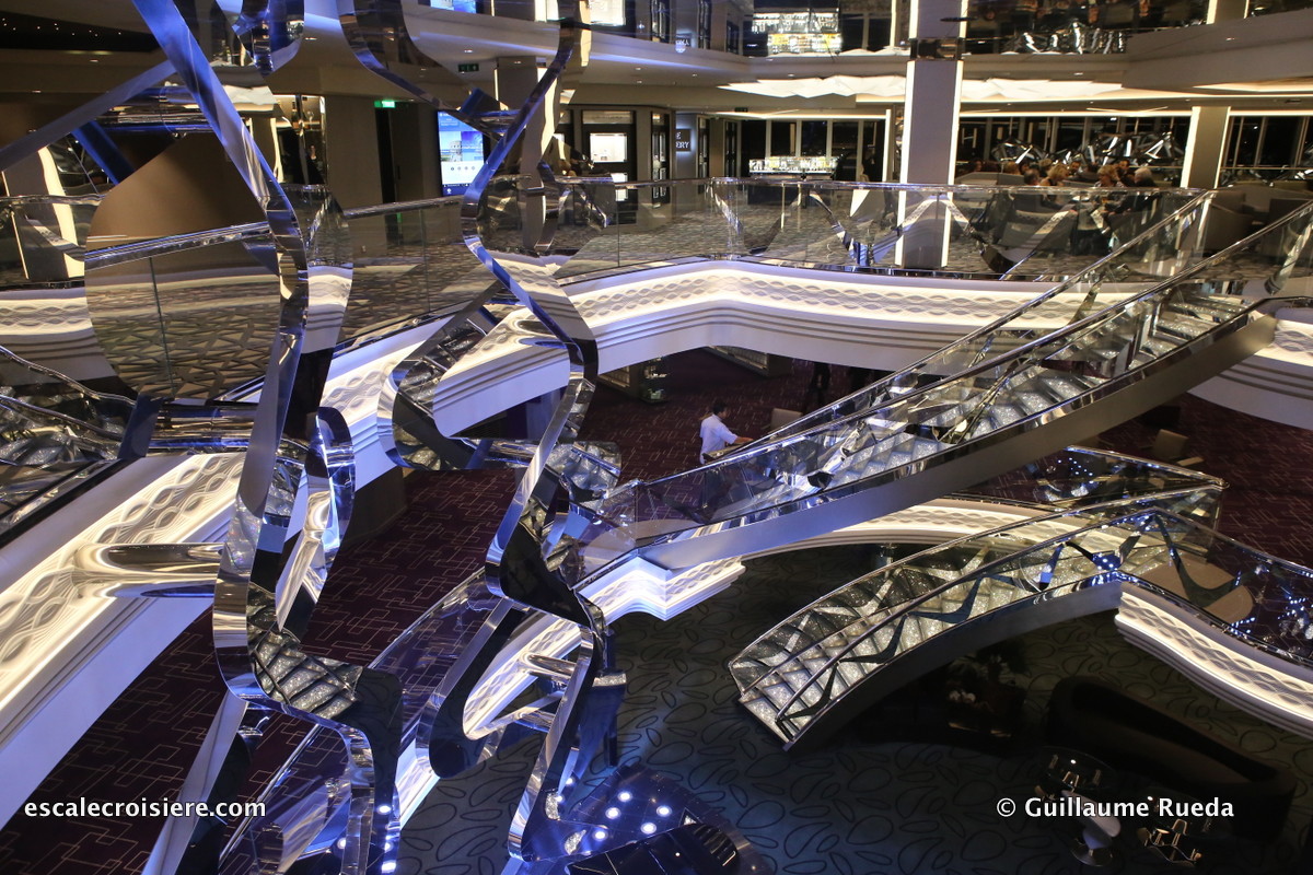 MSC Bellissima - Escaliers Swarovski - Atrium