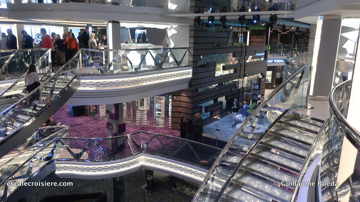 MSC Bellissima - Escaliers Swarovski - Atrium