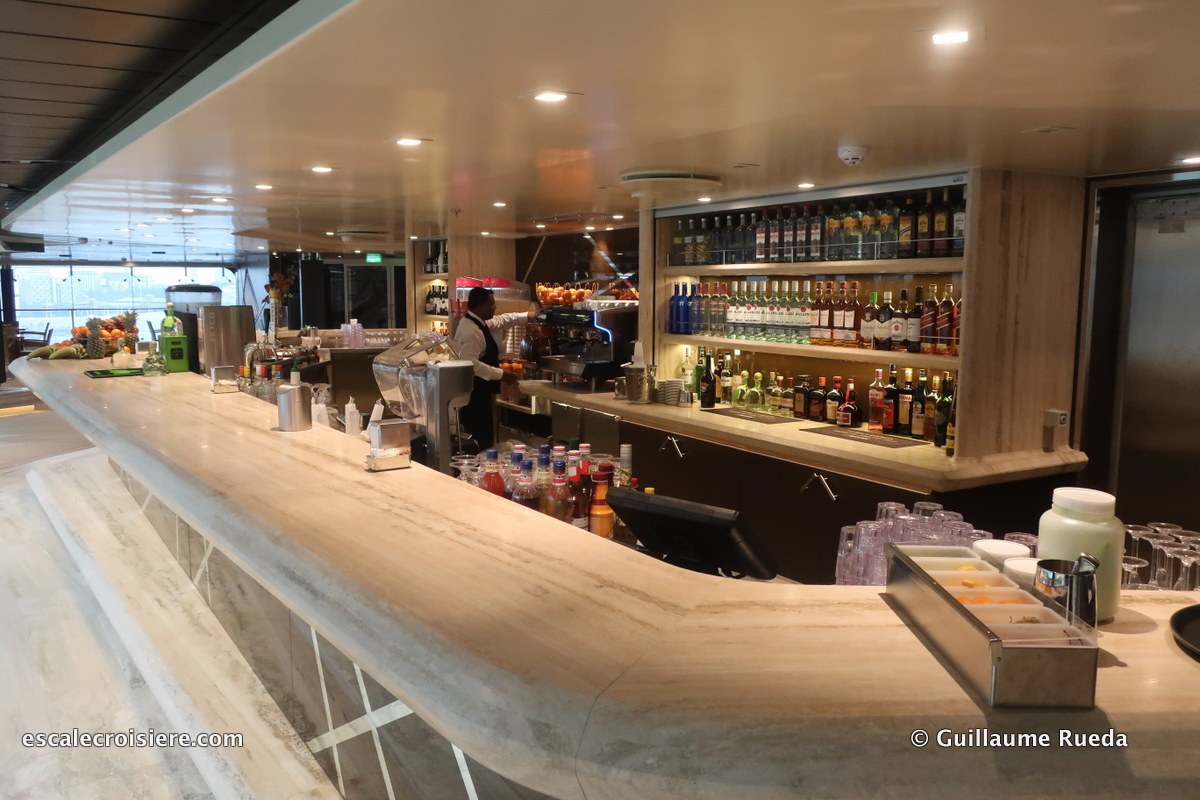 MSC Bellissima - Grand Canyon bar - piscine intérieure