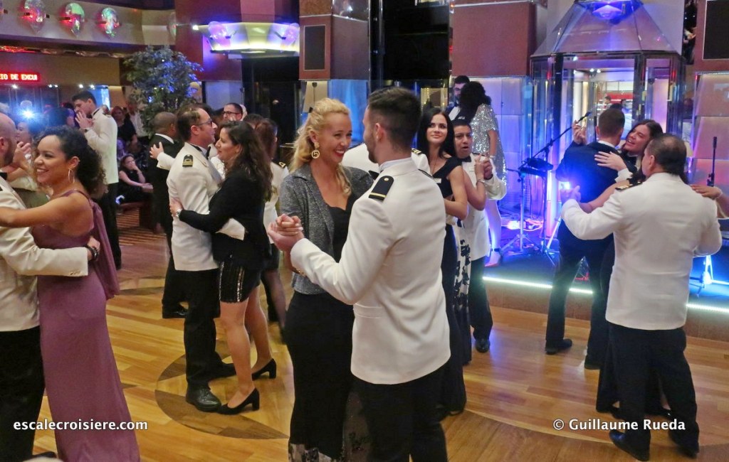 Costa Favolosa bal des officiers