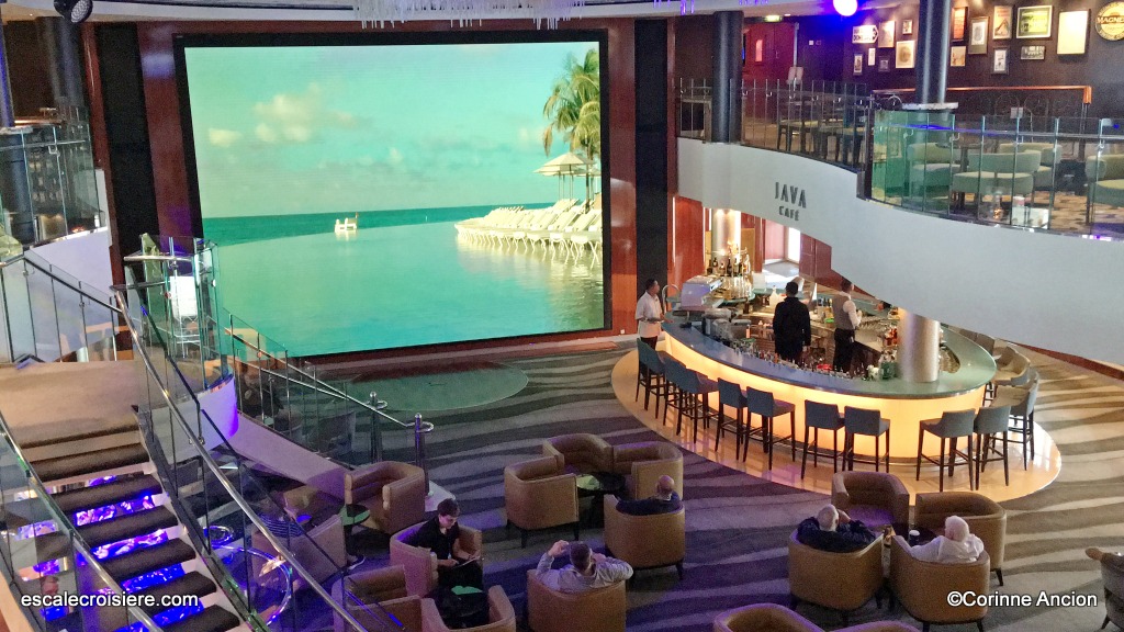 Norwegian Pearl - Atrium Café