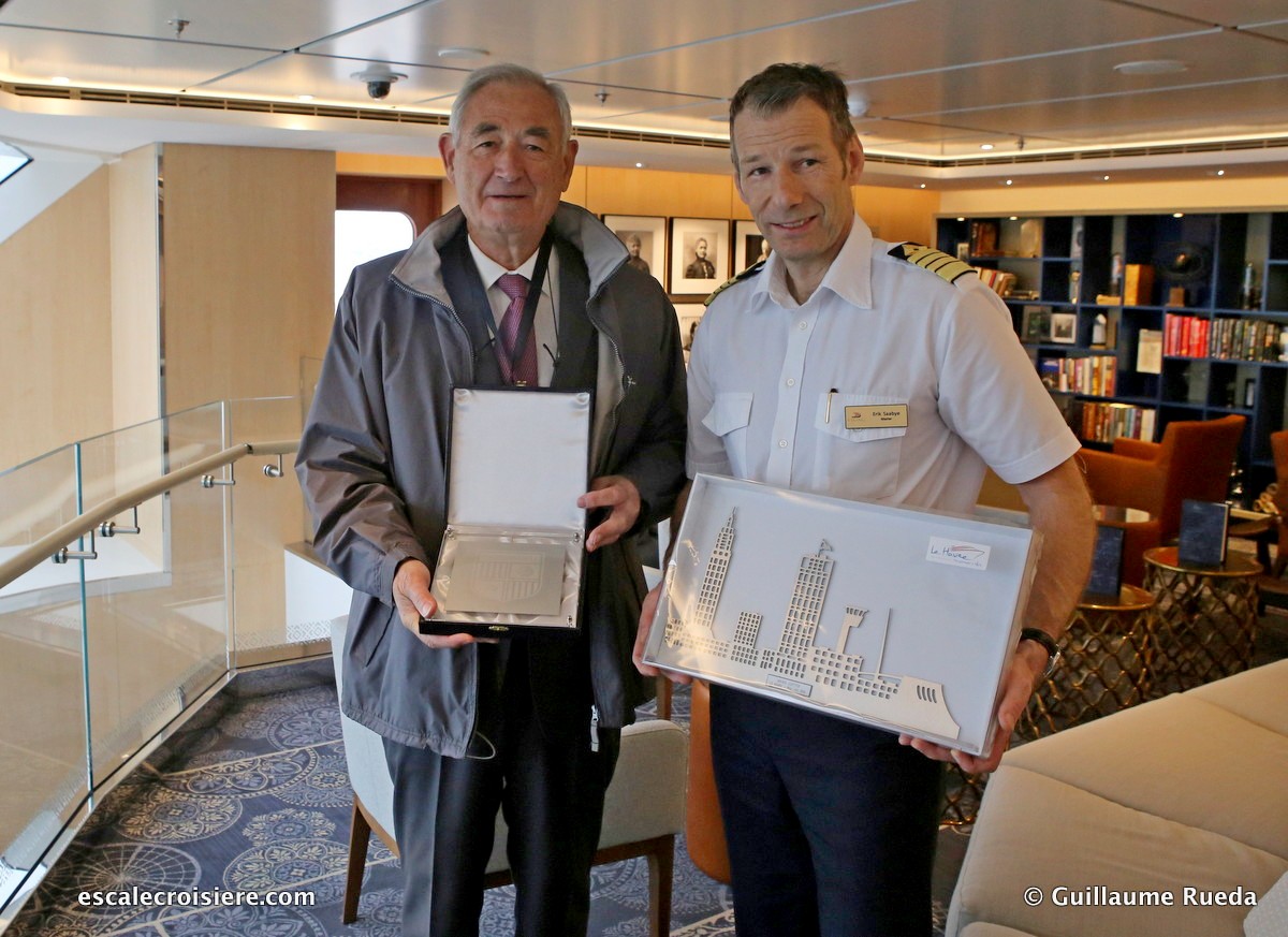 Viking Jupiter - Echange de cadeaux - Gilbert Conan et Cdt Erik Saaby