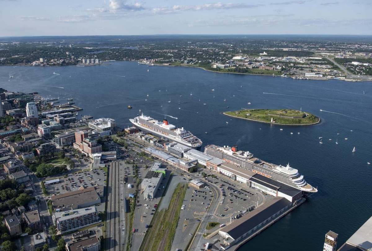 2019-07-26_Parade Queen Mary 2 - Queen Elizabeth Halifax