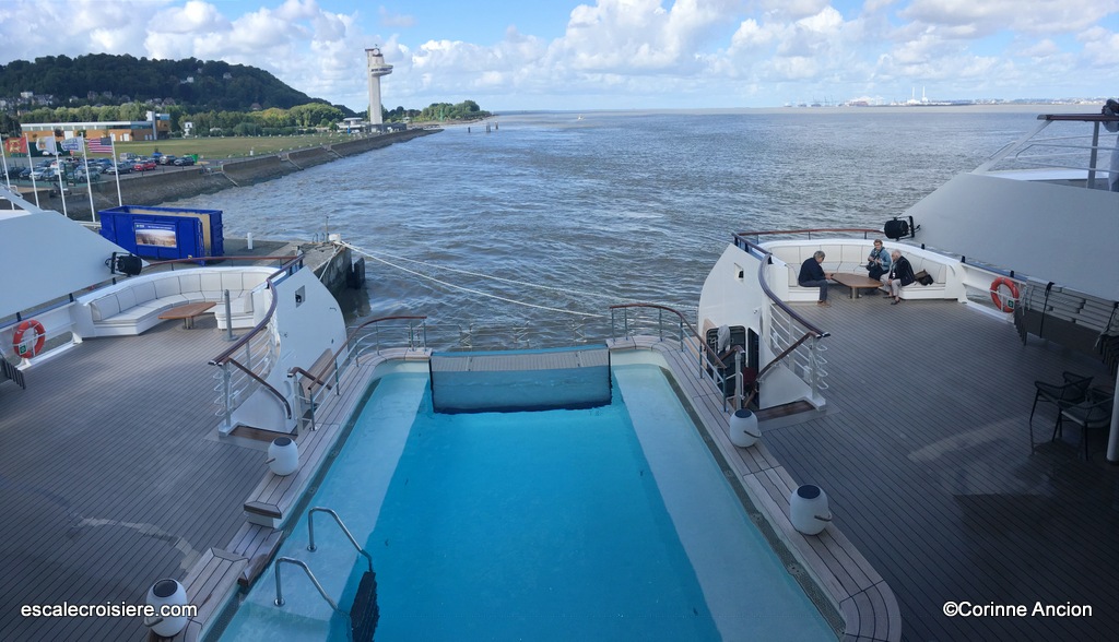 Le Dumont D'Urville - Piscine